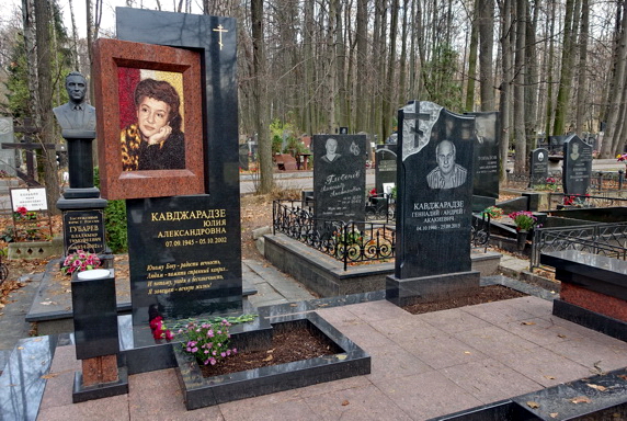Прямоугольное надгробье из гранита со вставкой портрета покойной