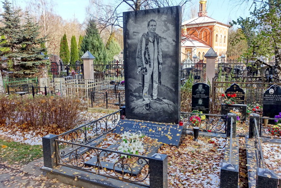 Вертикальный памятник из чёрного гранита с ростовым портретом усопшего